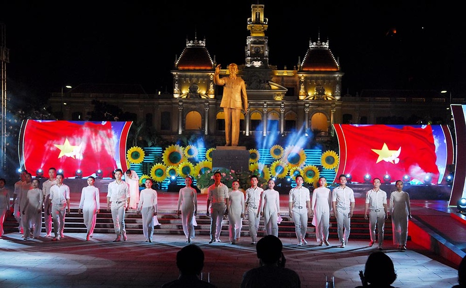Hào hùng không khí ngày giải phóng miền Nam, thống nhất Đất nước - 2 Một tiết mục văn nghệ đặc sắc.