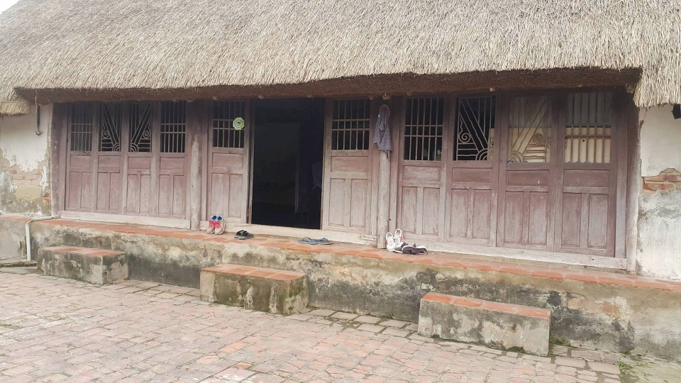 Độc đáo những ngôi nhà mái cói còn lại hiếm hoi ở Ninh Bình - 11 Một căn nhà mái cói khang trang, bên trên bổi được lợp chưa ngả màu thời gian được cắt tỉa rất đẹp mắt. Bên dưới là những cánh cửa gỗ từng là hiện thân vàng son của một thời đã xa. Nền gạch đỏ chót với bậc hè tam cấp ngắt quãng tạo cho bao người cảm giác nhớ về thời xa xưa.