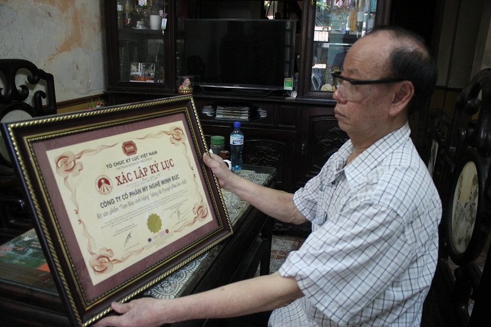 Cận cảnh bộ lư "tam bảo vĩnh hằng" khách trả 15 tỷ không bán - 12 Được biết, ông Minh đã có 28 năm gắn bó trong nghành khai thác và chế tạo đá quý. Ngoài “Tam bảo vĩnh hằng” ông Minh còn sở hữu nhiều tác phẩm chạm khắc đá tinh xảo khác như bộ Cửu long tranh châu đã có người đặt mua với giá 300 triệu đồng. Bộ Tháp Chàm được xuất khẩu đi nhiều nước, giá gần 100 triệu đồng. Bộ Chùa Một Cột có giá 70 triệu đồng... Trong ảnh là tấm bằng xác lập kỷ lục Việt Nam của bộ Tam bảo vĩnh hằng luôn được ông Minh lưu giữ và trân trọng như một vật quý trong nhà.