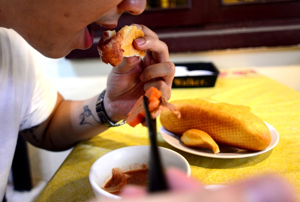 Cách thưởng thức khác của “Bánh mì Sài Gòn” khiến giới trẻ thích mê - 15 Một kiểu ăn bánh mì paté khác của người Sài thành.