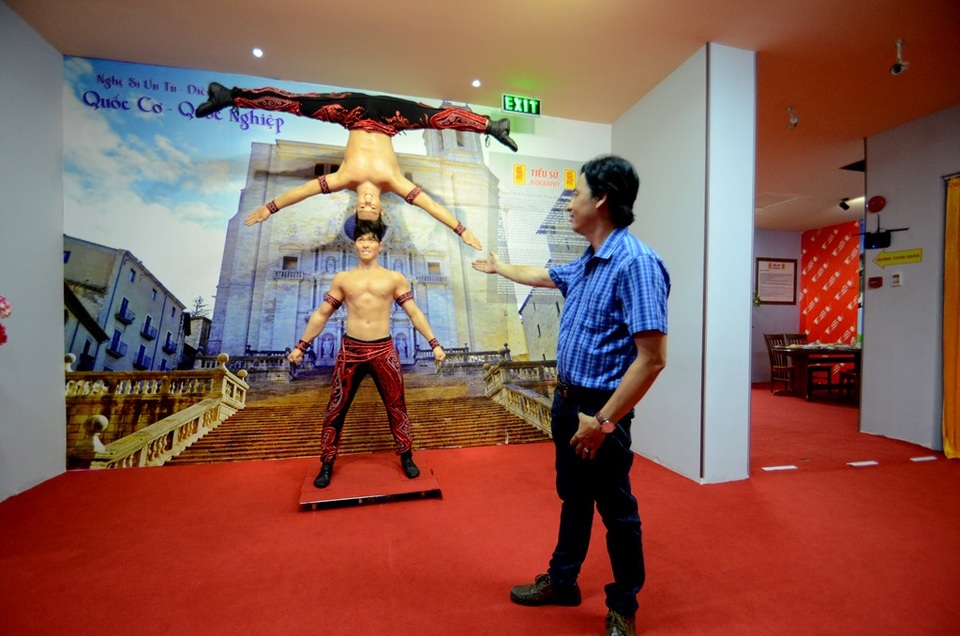 Những điều chưa biết bên trong khu trưng bày tượng sáp ở TPHCM - 15 Họa sỹ Thái Ngọc Bình bên bức tượng đôi độc nhất vô nhị thể hiện bài biểu diễn của hai nghệ sỹ xiếc Quốc Cơ – Quốc Nghiệp.