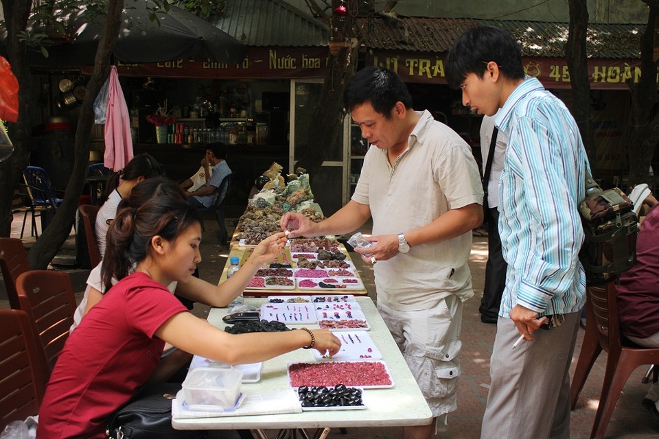 Chợ đá quý bạc tỷ "độc nhất vô nhị" ở Hà Nội - 11 Chợ đá quý bạc tỷ "độc nhất vô nhị" ở Hà Nội - 11