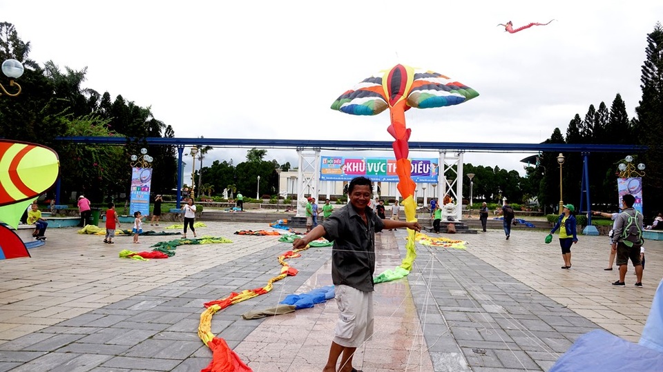 Bất ngờ với những ước mơ các bé gửi vào cánh diều - 15 Các em nhỏ cực kỳ thích thú với những chú diều sặc sỡ như thế này.