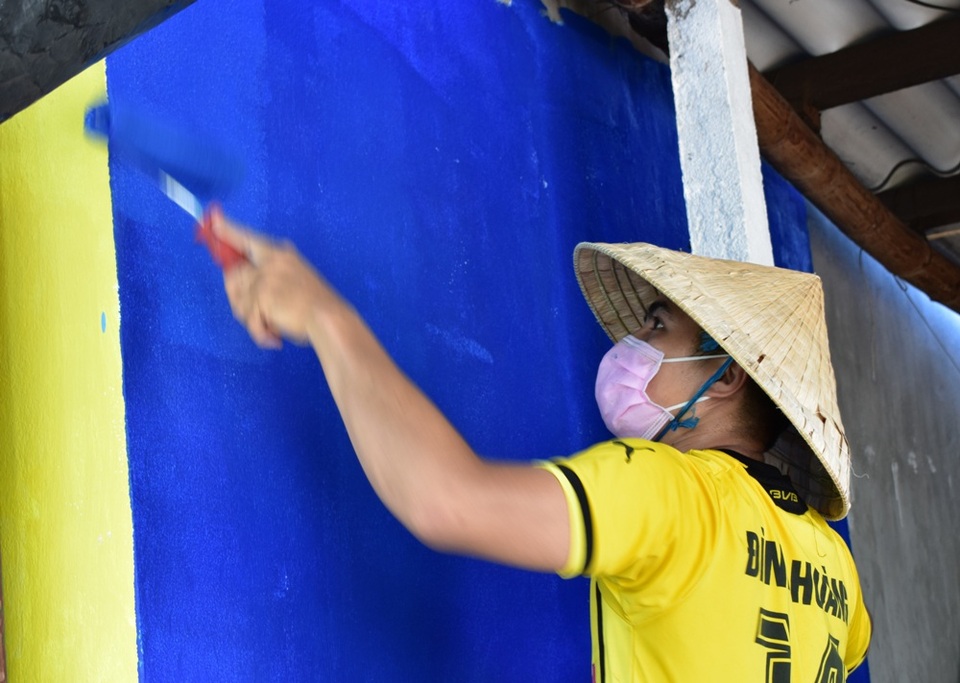 Khám phá làng bích họa của sinh viên ở xã đảo Tam Hải - 16 Các bạn sinh viên đã cố gắng nỗ lực trong gần 3 tuần để nhanh chóng hoàn thành dự án. Góp phần đa dạng hóa các hình thức du lịch địa phương, nâng cao đời sống người dân