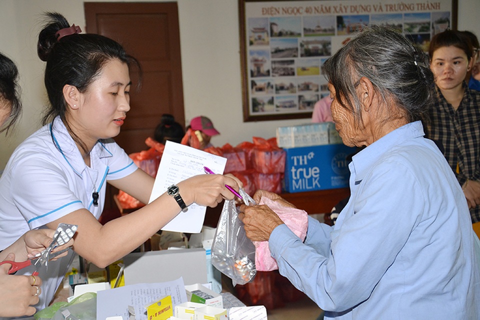 Thanh niên cả nước tham gia hành trình nhớ ơn những người anh hùng - 6 Các Y bác sĩ của CLB Thầy thuốc trẻ tỉnh Quảng Nam khám bệnh phát thuốc cho người dân