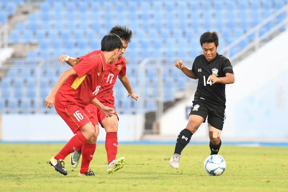Hạ Thái Lan sau loạt “đấu súng”, U15 Việt Nam vô địch giải Đông Nam Á - 1
Các tuyển thủ U15 Việt Nam (áo đỏ, bên trái) ngăn chặn pha đi bóng của cầu thủ U15 Thái Lan (áo đen, bên phải)