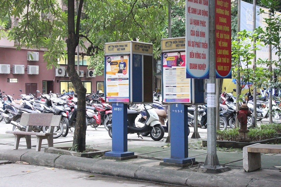 Những bốt điện thoại thẻ công cộng ở Hà Nội, giờ ra sao? - 1 Điện thoại thẻ công cộng (cardphone) xuất hiện vào năm 1997 và nhanh chóng có mặt ở các thành phố lớn. Với tính tiện dụng, cardphone nhanh chóng thu hút đông người dùng đặc biệt là học sinh, sinh viên và giới văn phòng….