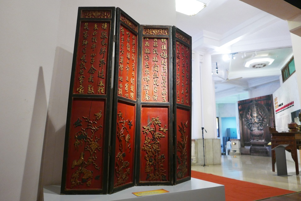 Hà Nội: Ngắm cổ vật sơn son thếp vàng hàng trăm năm tuổi - 12
Bình phong gỗ sơn thếp thời Nguyễn. Những năm gần đây, sự phục hưng trở lại của tôn giáo tín ngưỡng giúp nghề điêu khắc tượng gỗ và dát vàng có điều kiện phát triển trở lại, nhưng cũng khó khăn vì nhiều di tích, đền chùa, miếu mạo sử dụng sơn công nghiệp để trùng tu lại.