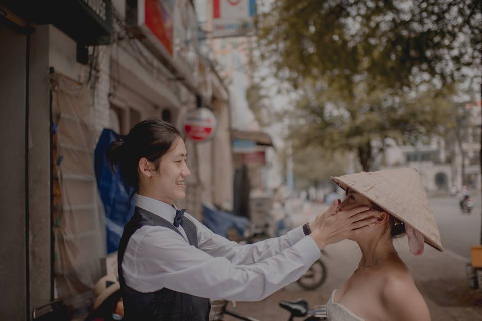 Dân mạng tự hào Việt Nam đẹp tuyệt trong ảnh cưới của cặp đôi Đài Loan - 7 Khi cô dâu Đài Loan đội nón lá Việt.