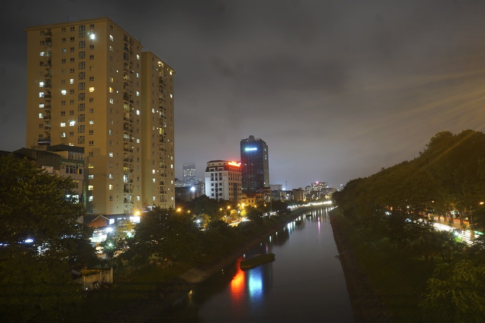 Hà Nội lung linh về đêm - 10
Sông Tô Lịch về đêm.