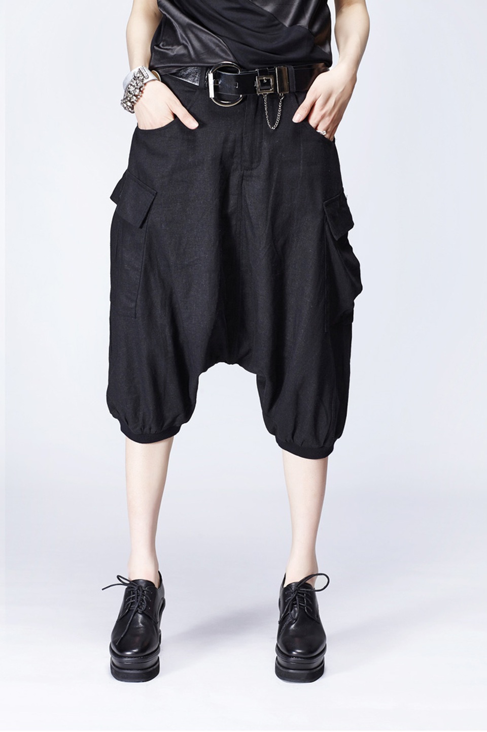 Chiếc quần “rơi đáy” phá cách là một trong những thiết kế đi vào ứng dụng cuộc sống do Rei thực hiện. Trang phục của bà không bao giờ đưa vào khái niệm “tôn dáng” và cũng khiến người mặc quen dần với việc không cần phải cầu kỳ soi gương.