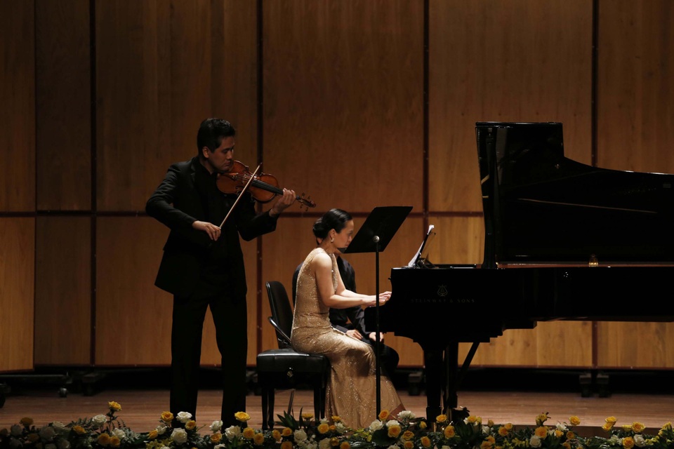 NSƯT Bùi Công Duy và vợ - nghệ sĩ piano Trinh Hương biểu diễn trong đêm nhạc Pháp.