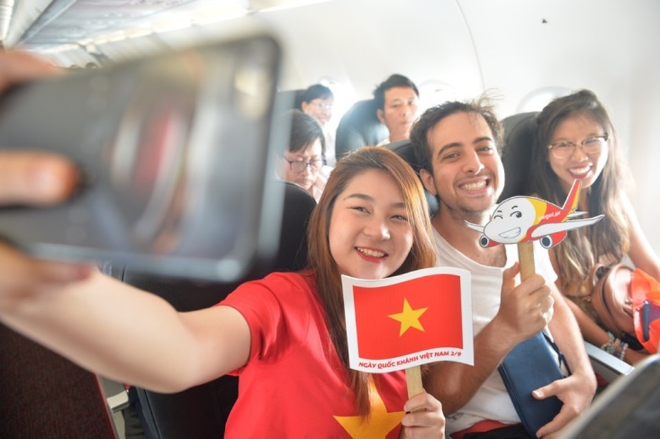 Gần 200 hành khách Vietjet cùng hát "Nối vòng tay lớn" mừng quốc khánh 2/9 - 15 Gần 200 hành khách Vietjet cùng hát "Nối vòng tay lớn" mừng quốc khánh 2/9 - 15