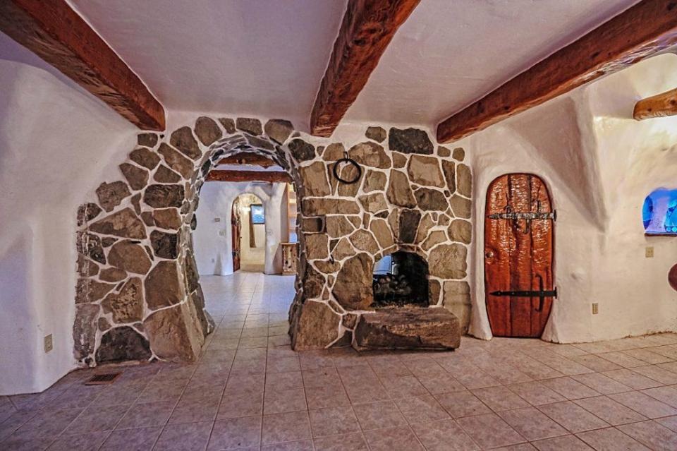 Căn nhà của nàng Bạch Tuyết có giá 23 tỷ đồng - 17 Căn biệt thự là một công trình cổ tích, một tác phẩm nghệ thuật dễ thương trong từng chi tiết.