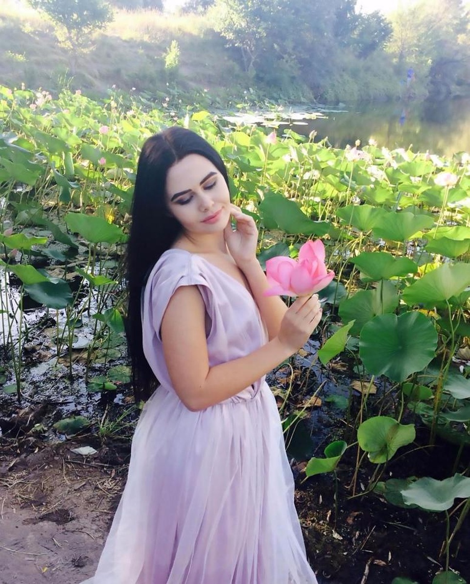 Bẻ hoa chụp ảnh, người mẫu đối diện nguy cơ bị phạt - 1 Bẻ hoa chụp ảnh, người mẫu đối diện nguy cơ bị phạt - 1