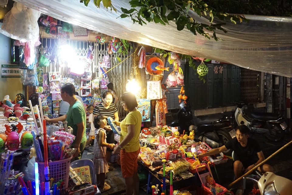 Chợ Trung thu phố cổ Hà Nội rực rỡ sắc màu - 15
Vào hôm trời mưa, chợ tan khá sớm. Những ngày thời tiết đẹp, chợ Trung thu phố cổ Hà Nội sẽ nhộn nhịp đến khoảng 23h.
