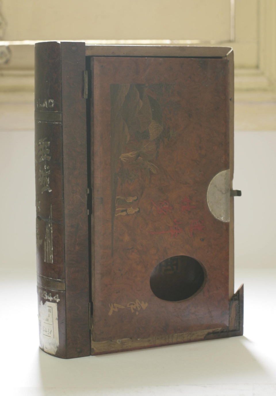 Trưng bày “Ánh sáng từ Đường Kách mệnh”, tiếp nhận nhiều hiện vật lịch sử - 14 Hộp mà đồng chí Võ Nguyên Hiến, xứ ủy Trung kỳ làm trong nhà tù Buôn Ma Thuật, năm 1944.