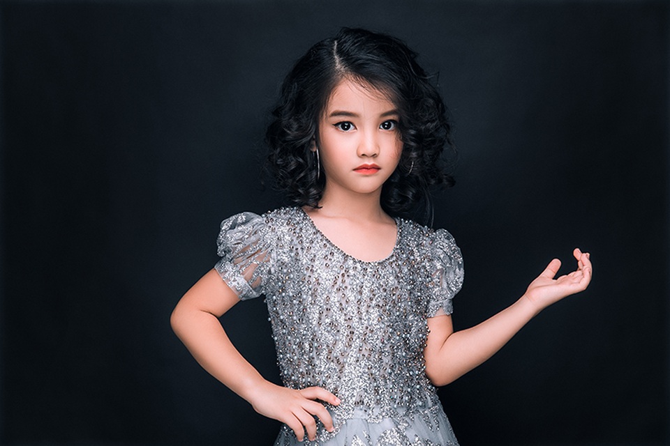 Suri Bảo Hân - Thiên thần 5 tuổi từng gây sốt vì hình ảnh dễ thương trở nên sắc sảo trong shoot hình.