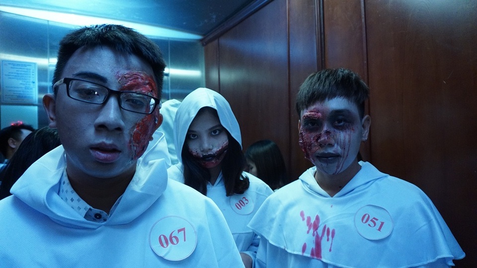 Như một “xác sống”, các bạn bước ra từ thang máy làm cho mọi người một phen hú vía