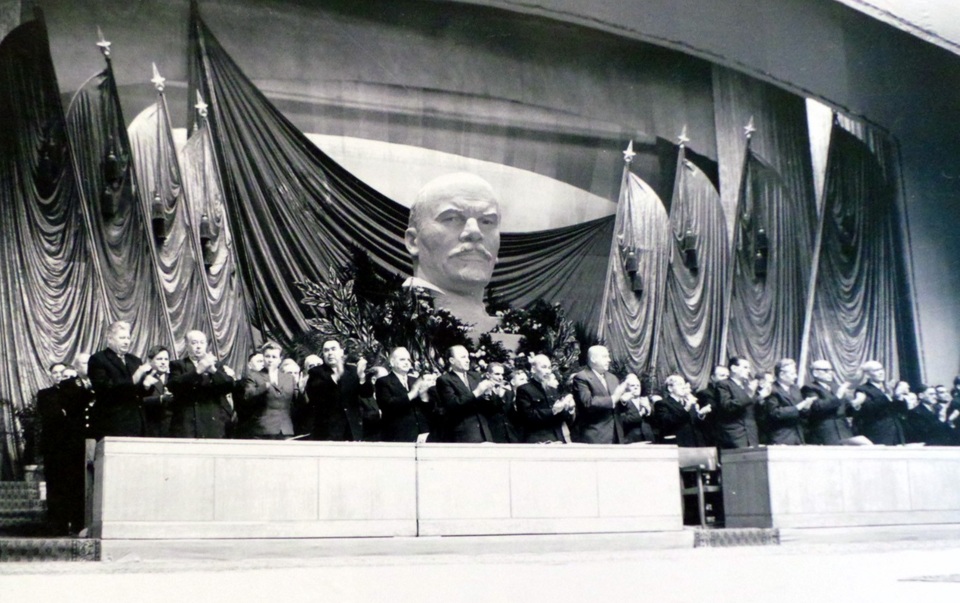 Chủ tịch Hồ Chí Minh tại Lễ kỷ niệm 40 năm Cách mạng Tháng Mười - tháng 11/1957. (Ảnh thuộc bản quyền của Cục Lưu trữ Liên bang Nga, Trung tâm Khoa học và Văn hóa Nga cung cấp).