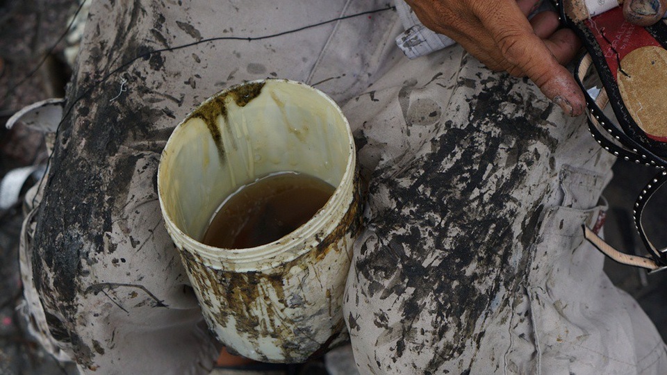 Hai ống quần như hai “bức tranh” trừu tượng vì theo năm tháng, lớp keo dán bám vào mỗi ngày một dày hơn