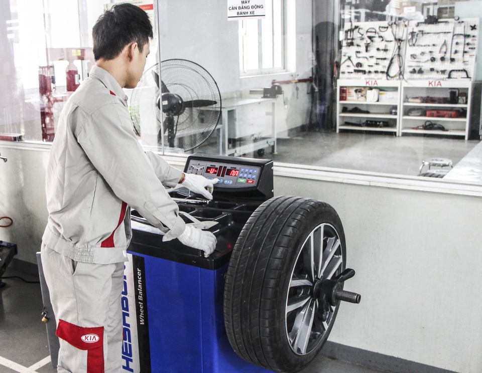 Xưởng dịch vụ Kia Phạm Văn Đồng xây dựng giá trị từ niềm tin của khách hàng - 4
Kỹ thuật viên vận hành thiết bị Cân bằng động bánh xe