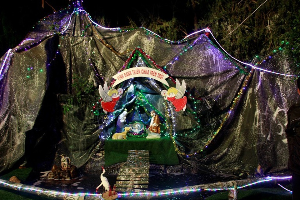 Hang đá Chúa Hài Đồng được dựng khéo léo