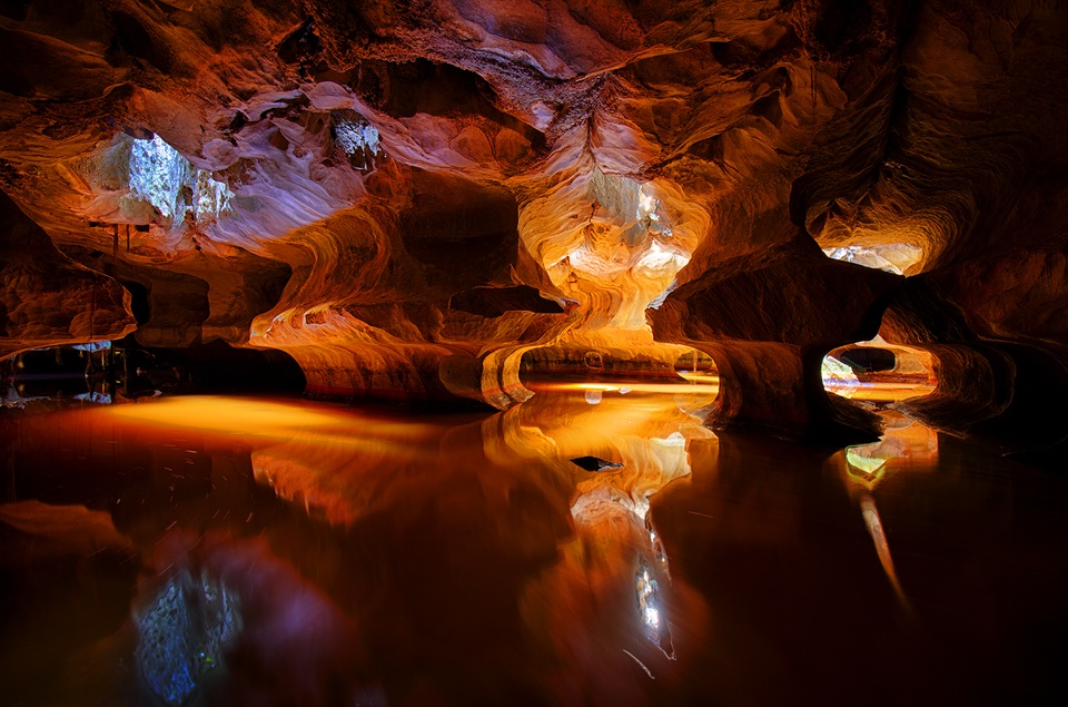 Ảnh chọn xuất bản trong chuyện ảnh Off the Beaten Path, ngày 4/8/2017 của cộng đồng National Geographic. Sơn Trà là tên gọi tạm thời của hang động huyền ảo này ở Kiên Lương, Kiên Giang. Được hình thành và kiến tạo nên qua hàng ngàn năm.