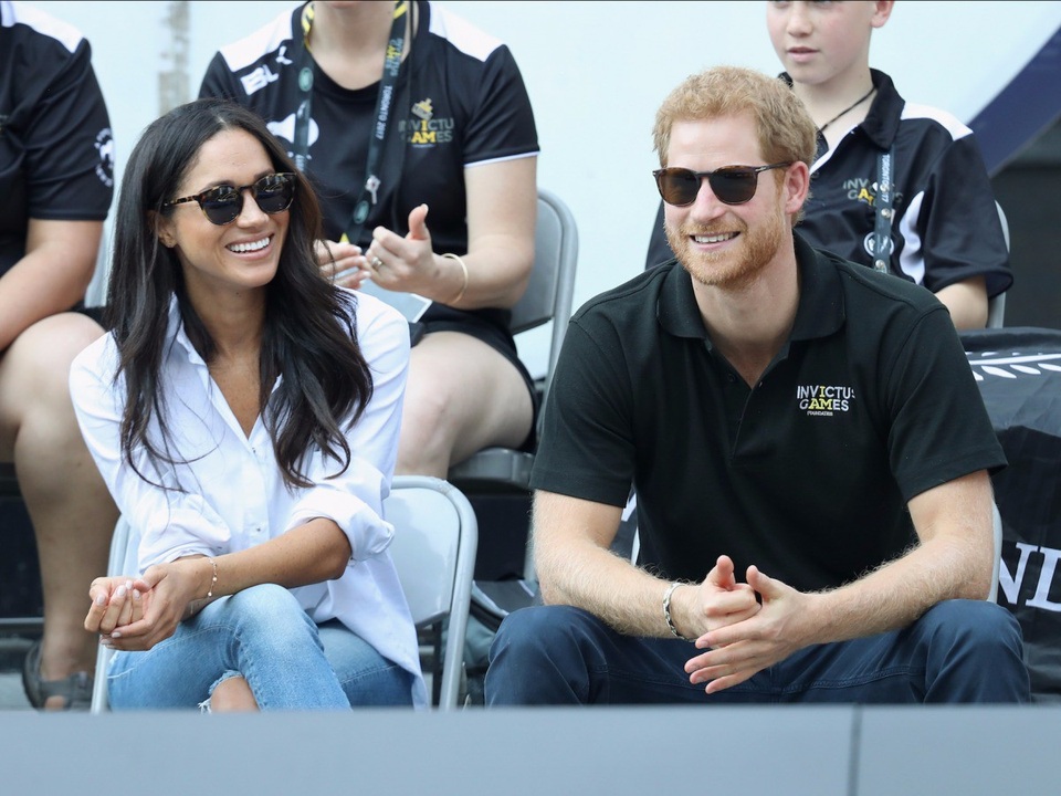 Chuyện tình lãng mạn của Hoàng tử Anh và bạn gái hơn tuổi - 10 Tháng 9/2017, Meghan đã xác nhận chuyện hẹn hò qua bài phỏng vấn với Vanity Fair, cô đồng thời chia sẻ rằng mình đang rất hạnh phúc khi chìm đắm trong tình yêu. Sau đó, cặp đôi đã chính thức xuất hiện công khai tại giải đấu Invictus Games, ở Toronto, Canada. Họ nắm tay và cười đùa rất tình tứ. (Ảnh: Getty)