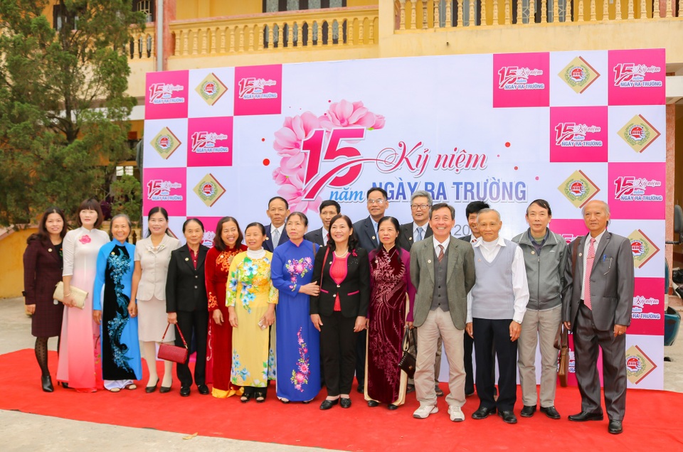 "Chúng mày ơi, về với trường, với lớp đi…" - 16
Tập thể Thầy cô giáo chụp ảnh kỷ niệm ngày Hội Khóa 99-02