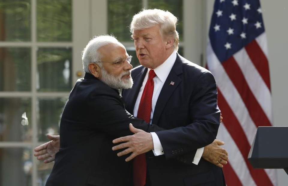 6 tháng đầu tiên đầy "sóng gió" của Tổng thống Trump tại Nhà Trắng - 14 Chiếc ôm “thân mật” giữa Thủ tướng Ấn Độ Narendra Modi và ông Trump tại Vườn Hồng ngày 26/6/2017. (Ảnh: Reuters)