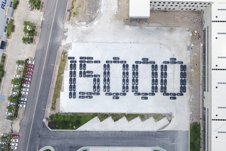 
105 chiếc Hyundai SantaFe đã xếp hình đẹp mắt thành chữ số 15.000.
