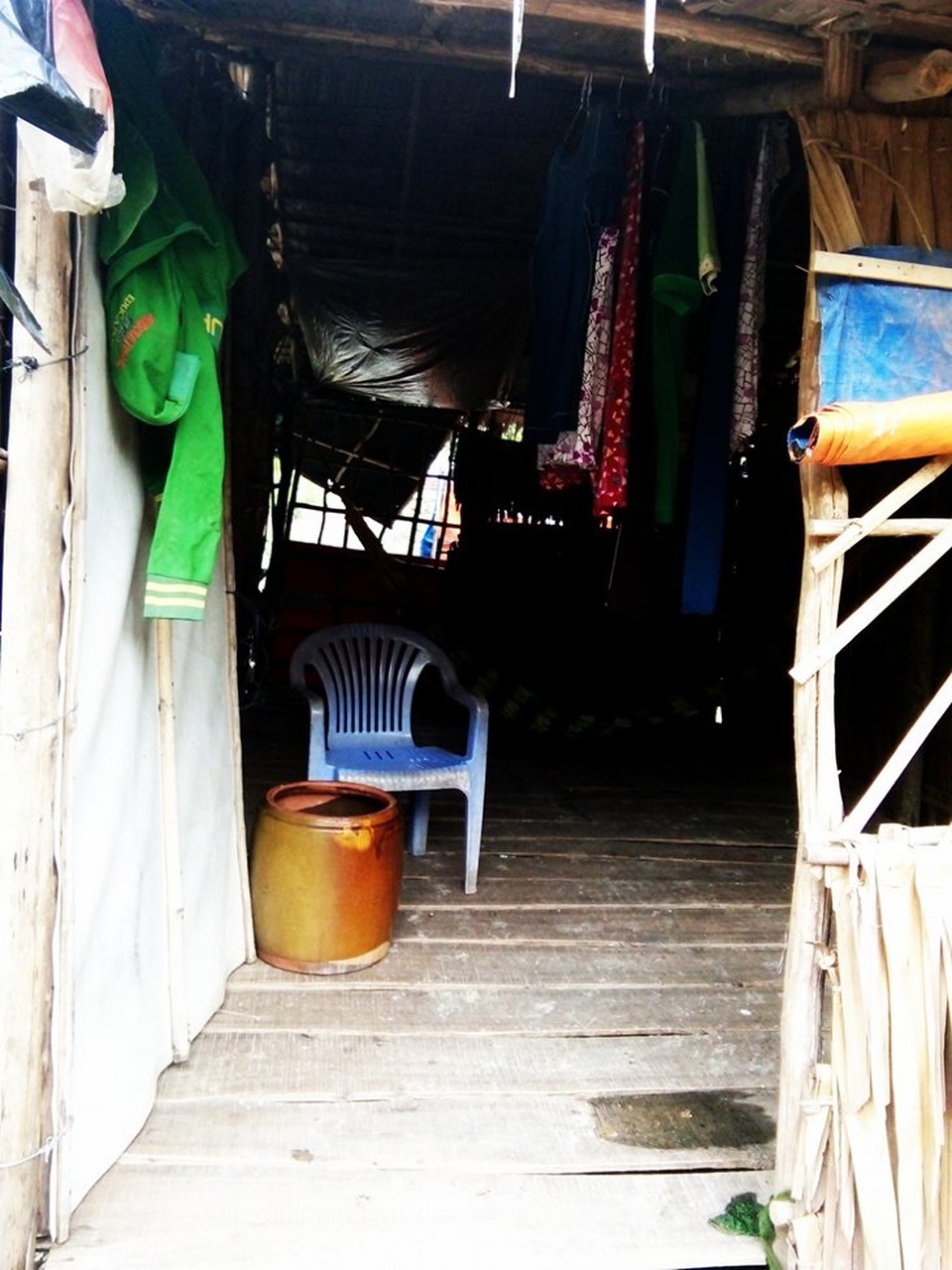 Cha nhẫn tâm bỏ đi biệt tích khi con trai phát bệnh ung thư máu - 3 Nói là nhà nhưng thực ra nhà chị So chỉ là tấm sàn gỗ đặt ở mé kênh, vách bằng lá dừa nước, mái tôn