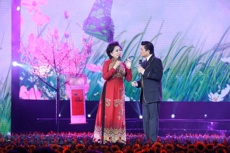 Nghệ sĩ hải ngoại kể chuyện đón Tết “Ta” ở trời “Tây” - 1 Danh ca Giao Linh và Mạnh Đình trong chương trình Gala Tết Vạn lộc 2017.