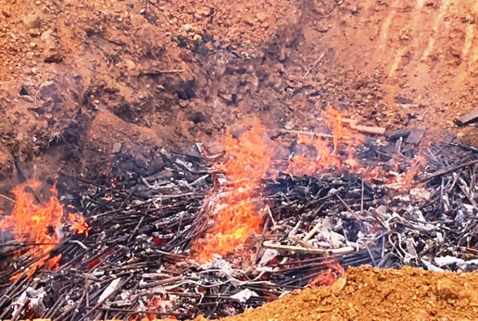 Tiến hành tiêu hủy súng, vật liệu nổ và công cụ hỗ trợ