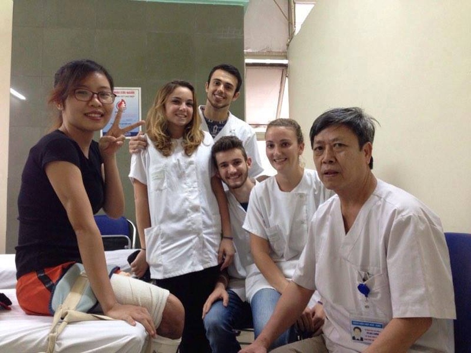 Sự sống tái sinh của nữ bác sĩ bị ô tô nghiến qua người - 3 Bên cạnh em luôn có những người thầy, người bạn động viên, chăm sóc.