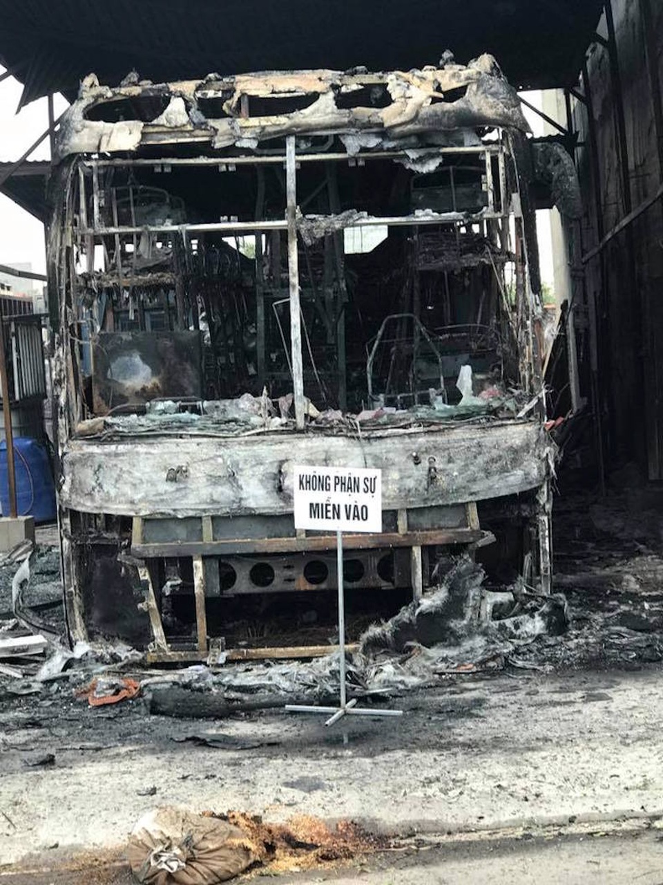 Xe khách cháy trơ khung trong bãi đỗ - 2 Chỉ sau một thời gian chiếc xe cháy trơ khung