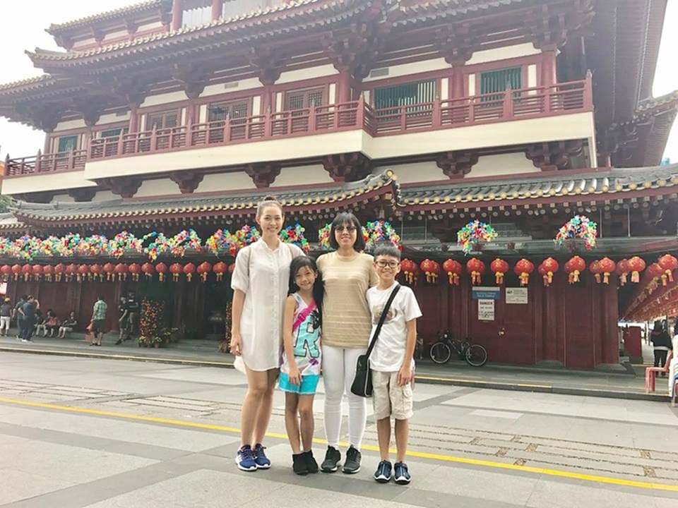 Diệp Bảo Ngọc dặn con hạn chế dùng tay trái khi đến Singapore - 2 Diệp Bảo Ngọc dặn con hạn chế dùng tay trái khi đến Singapore - 2