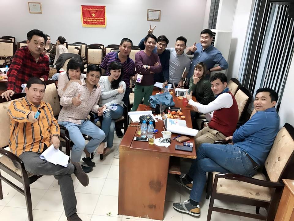 Những vấn đề “nóng” nào sẽ xuất hiện trong Táo Quân 2017? - 1 Ê-kíp nghệ sĩ, đạo diễn và thư ký tham gia tập luyện Táo Quân 2017.