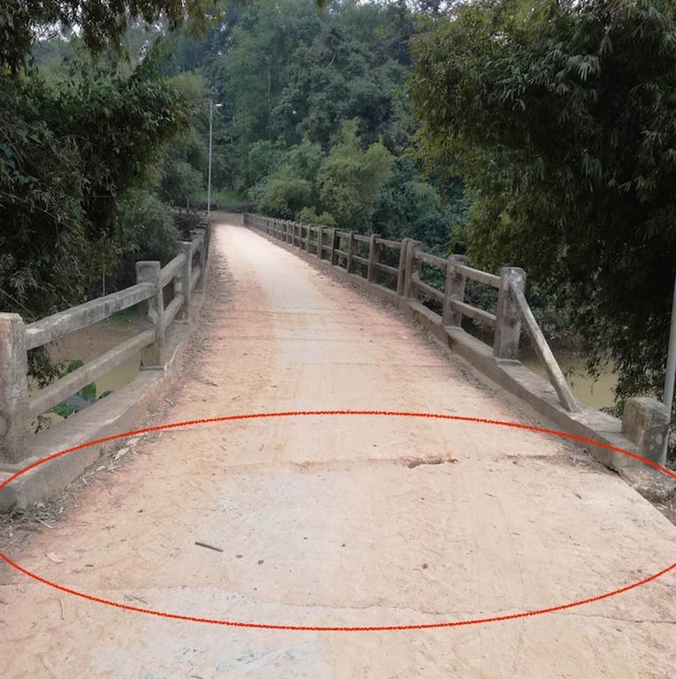Ám ảnh trên những chiếc cầu “tử thần” - 8 Phía đầu cầu đã sụt lún, nứt và gây nguy hiểm.