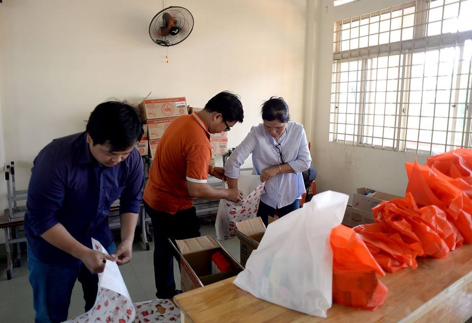 100 phần quà Tết đầu tiên đến với giáo viên, nhân viên y tế - 1 Chuẩn bị những món quà xuân tình nghĩa trong Tết Đinh Dậu