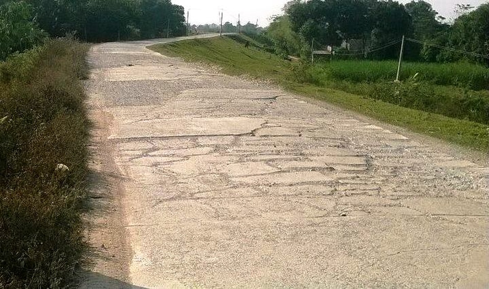 Nhiều tuyến đê oằn mình “cõng” xe quá tải - 3