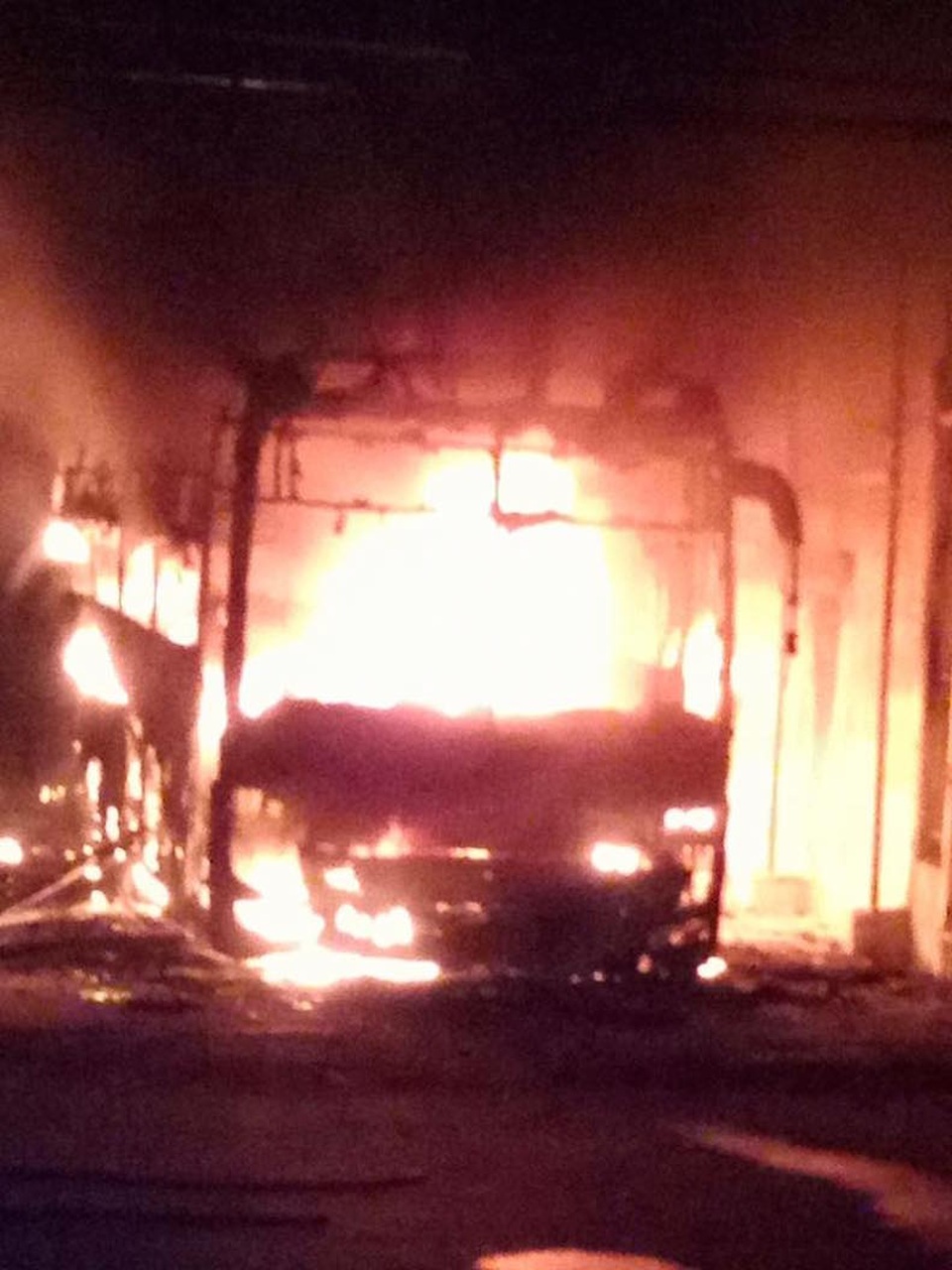 Xe khách cháy trơ khung trong bãi đỗ - 1 Chiếc xe giường nằm 40 chỗ bốc cháy ngùn ngụt trong đêm