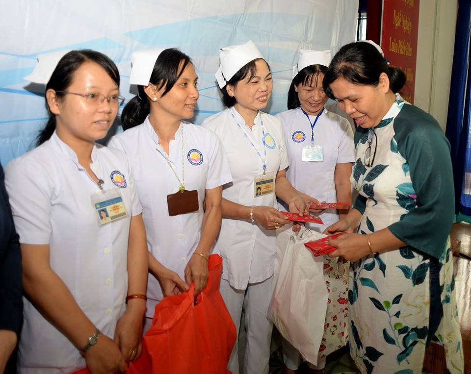 100 phần quà Tết đầu tiên đến với giáo viên, nhân viên y tế - 5 100 phần quà Tết đầu tiên đến với giáo viên, nhân viên y tế - 5