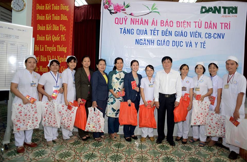 100 phần quà Tết đầu tiên đến với giáo viên, nhân viên y tế - 6 Tặng quà các nhân viên y tế tại bệnh viện Điều dưỡng - Phục hồi chức năng