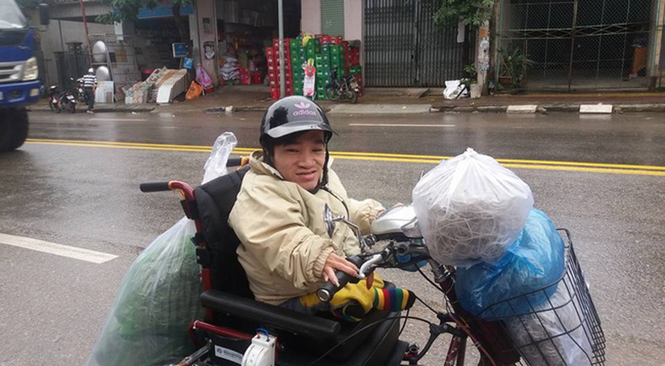 Đám cưới đẫm nước mắt của chàng trai xương thủy tinh và cô gái Nghệ An xinh đẹp - 1 Dù cơ thể không lành lặn nhưng Hà vẫn ngồi xe lăn đi bán miến và mỳ khô để trang trải cuộc sống.