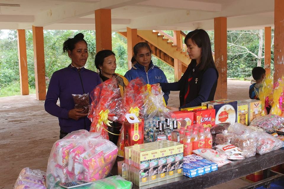 Quảng Trị: Hàng trợ giá phục vụ Tết về với bà con vùng khó khăn - 1
Hàng trăm mặt hàng lương thực, thực phẩm thiết yếu có nguồn gốc xuất xứ rõ ràng được đưa về tận bản để phục vụ nhu cầu sắm Tết của bà con