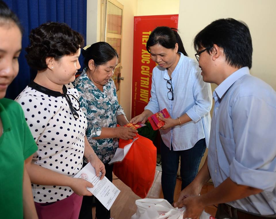 100 phần quà Tết đầu tiên đến với giáo viên, nhân viên y tế - 2
Nhà báo Lý Thị Toàn Thắng, Trưởng Văn phòng đại diện Phía Nam báo Dân trí, tặng quà Tết đến các giáo viên xã Tân Phú Trung
