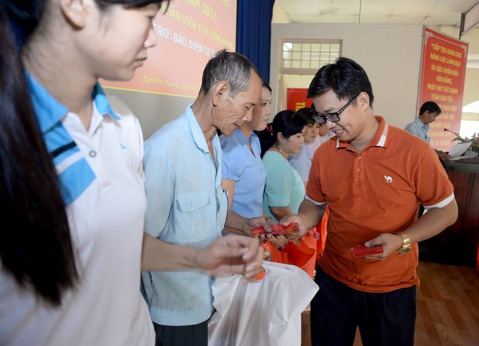 100 phần quà Tết đầu tiên đến với giáo viên, nhân viên y tế - 3 100 phần quà Tết đầu tiên đến với giáo viên, nhân viên y tế - 3