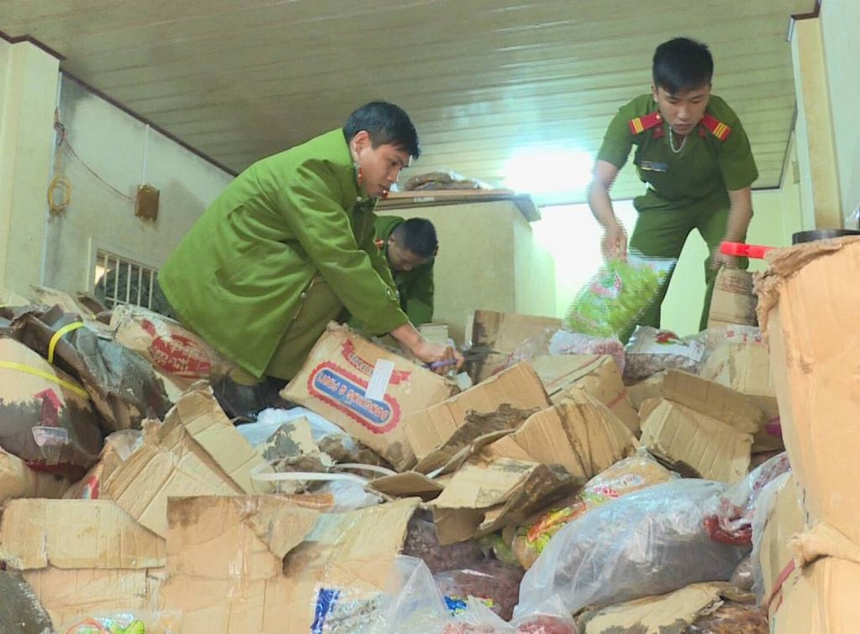Thu giữ hơn 2 tấn mứt bẩn có xuất xứ từ Trung Quốc - 1 Lực lượng chức năng đang tiến hành kiểm tra lô mứt bẩn